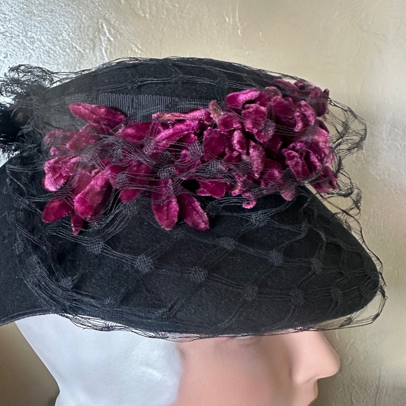 BEAUTIFUL 1940s\' BLACK FELT TILT HAT + BURGUNDY FABRIC \